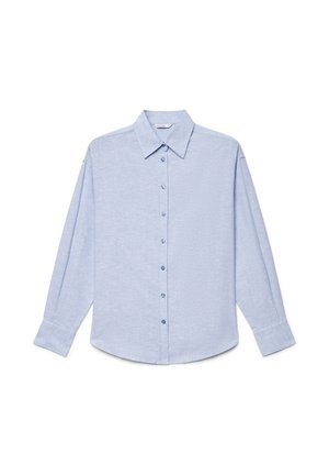 Camicia azzurro chiaro a maniche lunghe con colletto a punta e polsini con bottoni, distesa su uno sfondo bianco.