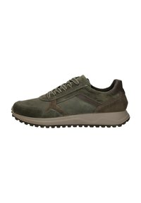 Groene suède sneakers met bruine accenten, opvallende veters, een gestructureerde zool en een gestroomlijnd ontwerp, geschikt voor casual dragen.