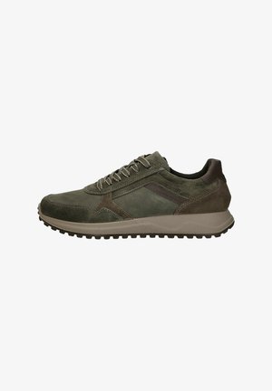 Groene suède sneakers met bruine accenten, opvallende veters, een gestructureerde zool en een gestroomlijnd ontwerp, geschikt voor casual dragen.