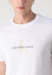 Calvin Klein Jeans DISTRESSED MONOLOGO TEE - T-shirt imprimé - bright white