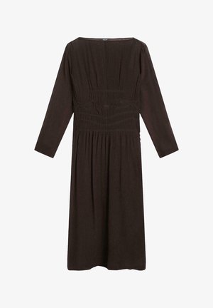 Dunkelbraunes Midikleid mit langen Ärmeln, tailliertem Detail und geradem Ausschnitt, flach liegend auf weißem Hintergrund dargestellt.