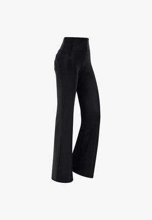 Pantaloni neri a gamba larga realizzati in tessuto elastico, con vita alta, due tasche laterali e cuciture piatte per una finitura liscia.