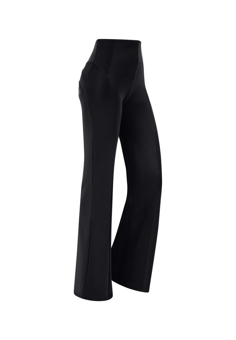 Pantaloni neri a gamba larga realizzati in tessuto elastico, con vita alta, due tasche laterali e cuciture piatte per una finitura liscia.