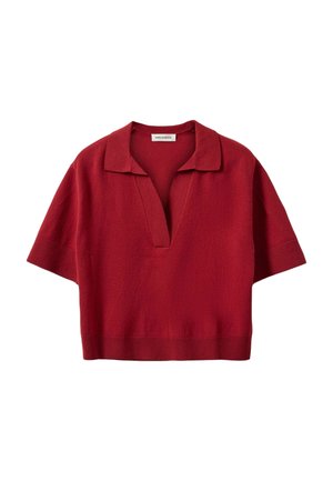 Czerwona bluzka z krótkim rękawem z kołnierzykiem polo, z głębokim dekoltem w kształcie litery V i teksturowanym dzianinowym materiałem. Doł spód jest nieco szerszy.