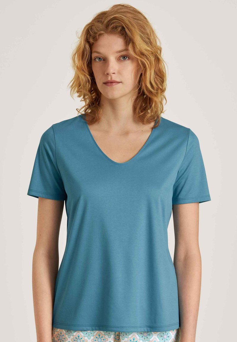 Teal T-shirt met V-hals en korte mouwen, gemaakt van gladde stof, met een losse pasvorm en een nette zoom, gecombineerd met geblokte pyjamabroek.