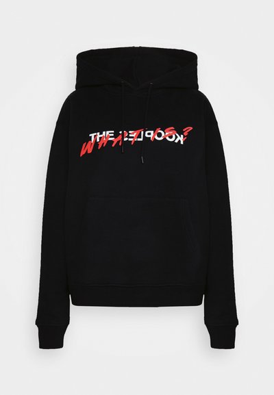 Schwarzer Hoodie mit einer vorderen Kängurutasche, Kordeln und einem auffälligen grafischen Textdesign in Rot und Weiß mit der Aufschrift "Was ist der Scoot?"