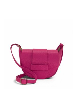 Petit sac bandoulière en cuir rose texturé avec rabat avant et bandoulière réglable sur fond blanc.
