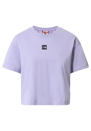 Kurzärmliges, geschnittenes T-Shirt aus leichtem Lavendelfarbenem Baumwollstoff. Mit einem kleinen schwarzen quadratischen Logo auf der Brust. Klassischer Rundhalsausschnitt.