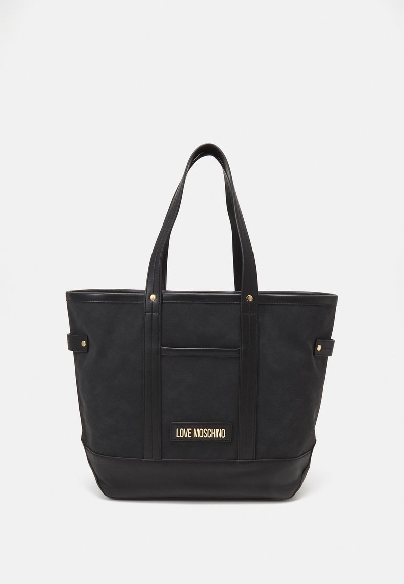 Sac cabas Moschino Black Love avec doubles anses, poche plaquée avant et quincaillerie dorée sur un fond clair uni.