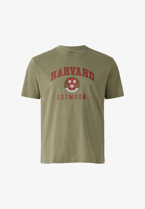Olivgrünes T-Shirt mit kurzen Ärmeln, mit rotem "Harvard Crimson"-Text und Harvard-Wappenschild-Logo, zentriert auf der Vorderseite.