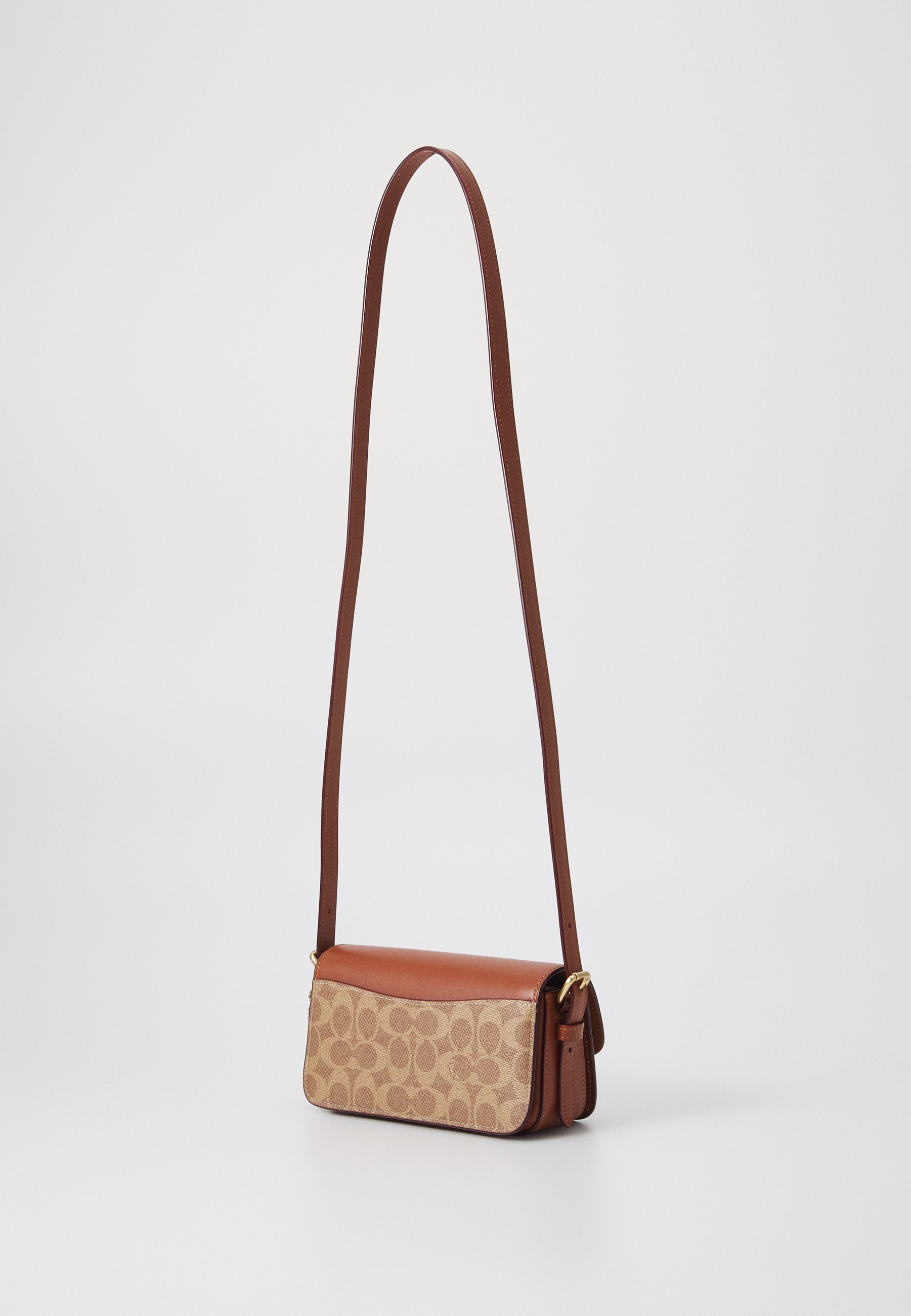 COACH ZOE SHOULDER BAG IN SIGNATURE CANVAS - Bolso de mano - tan