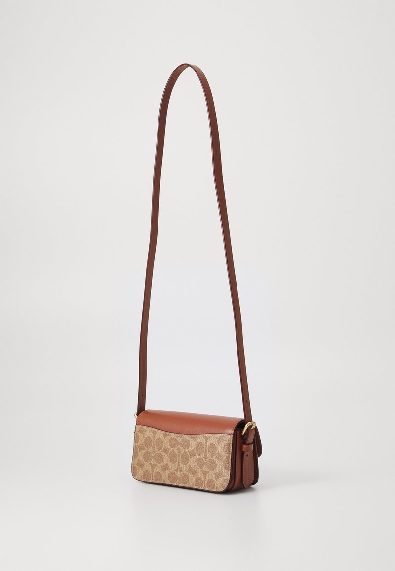 COACH ZOE SHOULDER BAG IN SIGNATURE CANVAS - Handbag - tan/caramel 