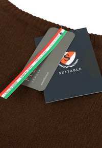 Suitable V-HALS  - Trui - bruin