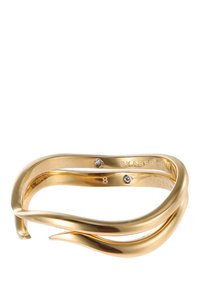 Guldtonad metallarmband med en vriden design och två små diamantdetaljer. Slät yta med polerad finish.