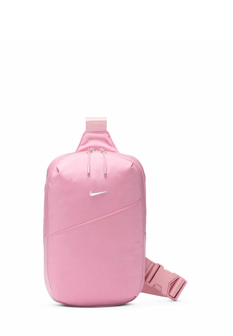 Zaino in nylon rosa con un design angolato, logo Nike argento, doppie zip e una tracolla regolabile con chiusura a fibbia.