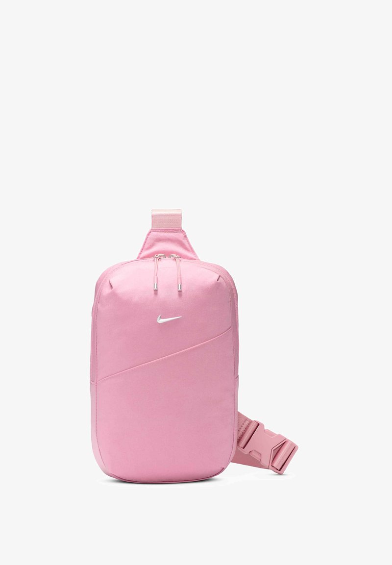 Zaino in nylon rosa con un design angolato, logo Nike argento, doppie zip e una tracolla regolabile con chiusura a fibbia.