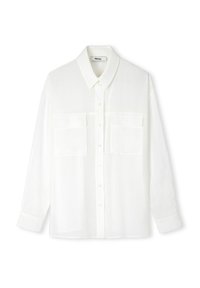 Camisa blanca de botonadura con cuello, dos bolsillos en el pecho, mangas largas y una textura suave. Confeccionada con material ligero.