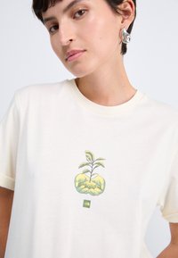 The North Face CONNECT RELAXED TEE GRAPHIC - Print T-shirt - white dune