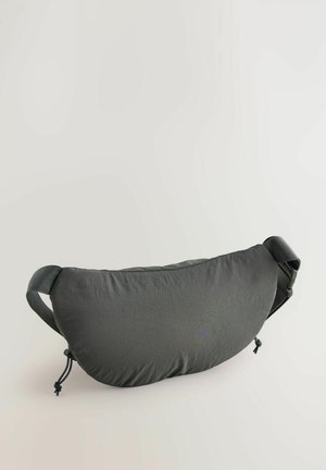 Tamsiai pilkas ergonomiškas pagalvėlis su lygia audinio tekstūra, turintis reguliuojamus dirželius kiekviename gale ir suapvalintą ovalią formą.