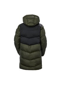 Chaqueta tipo plumón en verde oliva oscuro con un panel negro en forma de cheurón en la parte superior de la espalda. Cuenta con una capucha y textura acolchada para aislamiento.