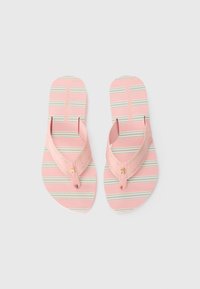 Et par rosa og beige stripete flip-flops med stoffstropper og små gulllogoer på hver stropp, liggende side om side på hvit bakgrunn.