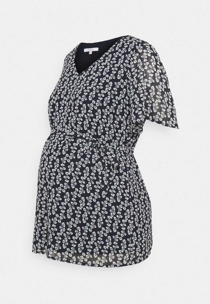 Bluzka ciążowa w kolorze granatowym z kwiatowym nadrukiem, z krótkimi falbanowymi rękawami, dekoltem w serek oraz ściągniętą talią, co zapewnia dopasowany krój.