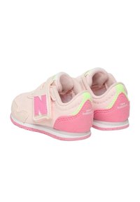 Scarpe New Balance in rosa chiaro con dettagli in verde neon. Presentano una tomaia in rete, una fascia con chiusura a strappo e una suola ammortizzata.