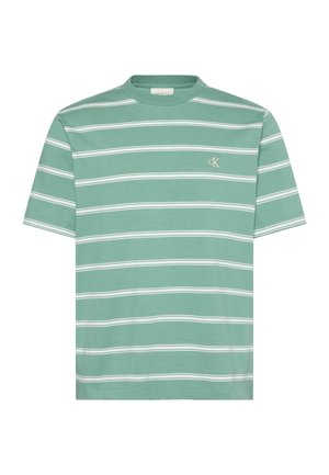 Grünes T-Shirt mit kurzen Ärmeln, weißen horizontalen Streifen und kleinem beigem "cK"-Logo auf der oberen linken Brust.