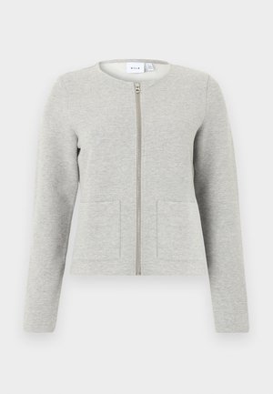 Veste gris clair à fermeture éclair en tissu texturé, dotée d'un col rond, de manches longues et de deux poches avant sans quincaillerie visible.