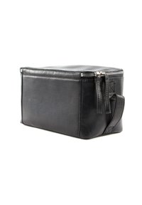 Svart lær rektangulær veske med en glatt tekstur, glidelås i toppen, og et sideskaft for bæring.