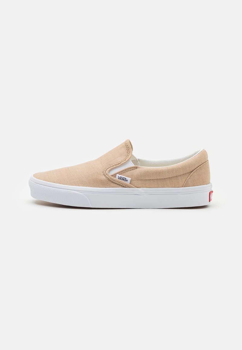 Bež platnena slip-on cipela s bijelim gumenim potplatom, elastičnim bočnim detaljima i malom logotip oznakom sa strane. Minimalistički dizajn.