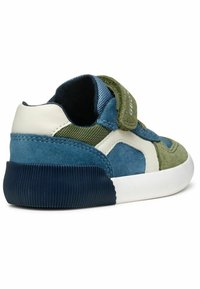 Baskets enfant avec des empiècements bleus, verts et blancs, une semelle nervurée bleu foncé et une bride velcro verte sur le dessus.