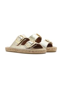 Metallieke gouden espadrille sandalen met twee gespbandjes en jute touwzolen. Open teen ontwerp met een gladde textuur.