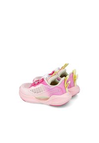 Zapatillas deportivas rosas con parte superior de malla, cordones elásticos, suelas acolchadas y acentos amarillos en el talón. Presentan un patrón texturizado en los laterales.