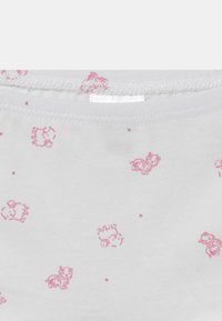 Tissu gris clair avec de petites illustrations pink d'animaux, présentant une texture douce et un col rond simple avec des bords cousus.
