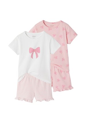 Zwei Mädchen-Pyjama-Sets mit kurzen Ärmeln: weißes Oberteil mit rosa Schleife und rosa gestreifte Shorts, sowie rosa Oberteil und Shorts mit rosa Schleifendrucken.