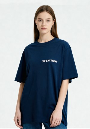Mira Paris, YOU AND ME TONIGHT EMBROIDERY UNISEX HEAVYWEIGHT TEE 26 - T-shirt imprimé - dark blue