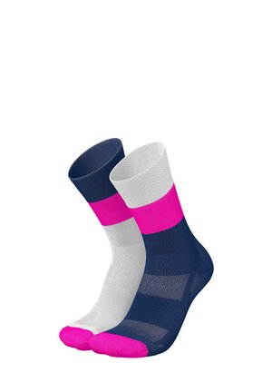 Mehrfarbige Socken mit einem blau-weißen Streifenmuster, einem pinken Bund oben und pinken Zehenakzenten. Hergestellt aus leichtem Material.