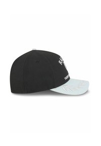 Schwarze Baseballmütze mit einem hellblauen Schirm, verziert mit gestickten Akzenten und einem Logo auf der Vorderseite. Strukturdesign mit sechs Paneelen.