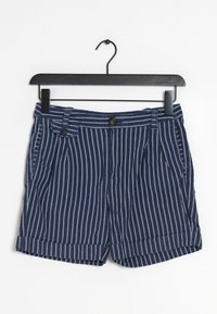 Pantaloni corti a righe blu navy con strisce bianche verticali, dotati di chiusura con bottone, tasche laterali e orlo con risvolto. Realizzati in tessuto leggero.