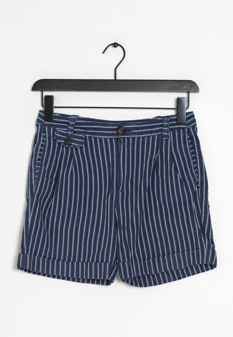 Pantaloni corti a righe blu navy con strisce bianche verticali, dotati di chiusura con bottone, tasche laterali e orlo con risvolto. Realizzati in tessuto leggero.