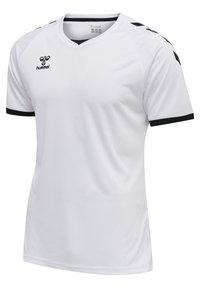 T-shirt de sport blanc à manches courtes, avec des accents noirs sur le col et les bords des manches, présentant un logo sur le devant et des motifs en chevron sur les épaules.