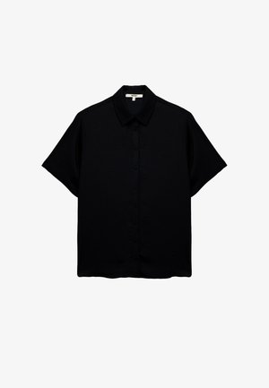 Camiseta negra de manga corta hecha de un tejido suave. Cuenta con un cierre de botones en la parte delantera y un cuello clásico. Diseño simple con un ajuste relajado.