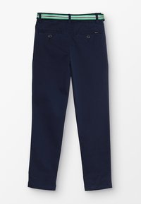 Pantaloni blu navy in cotone con cintura intrecciata verde e bianca a strisce. Dotati di tasche posteriori e design a gamba dritta.