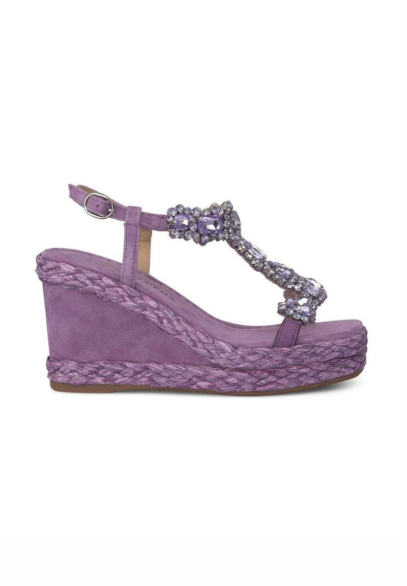 Sandalo wedge in suede viola con suola in juta intrecciata, caratterizzato da applicazioni di cristalli lungo la fascia e fibbia alla caviglia regolabile.