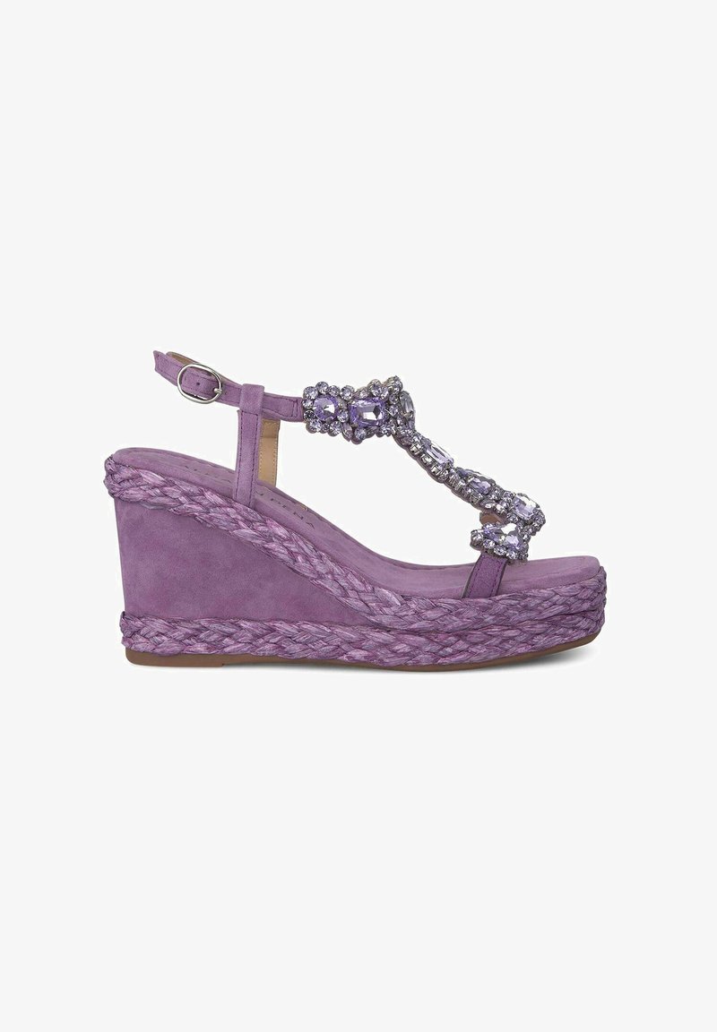 Sandalo wedge in suede viola con suola in juta intrecciata, caratterizzato da applicazioni di cristalli lungo la fascia e fibbia alla caviglia regolabile.