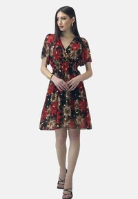 Vestido floral con fondo negro y flores rojas y doradas, mangas cortas, escote en V y cintura fruncida.