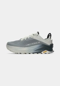 Chaussure de running Altra Olympus 6 grise et blanche avec une semelle épaisse et une semelle extérieure Vibram, présentée en profil latéral sur fond blanc.