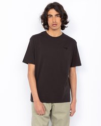 Czarny bawełniany t-shirt z okrągłym dekoltem i krótkimi rękawami. Posiada subtelne logo na piersi. Materiał ma gładką, miękką teksturę.