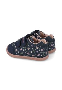 Zapatillas navideñas para niños con un patrón floral, correas de velcro, acentos rosas y suela de goma, con un interior acolchado para mayor comodidad.